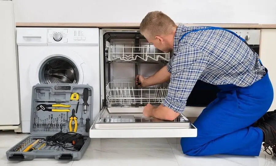 Bornova Termoteknik servisi teknisyen ekibi beyaz eşya tamiri yaparken